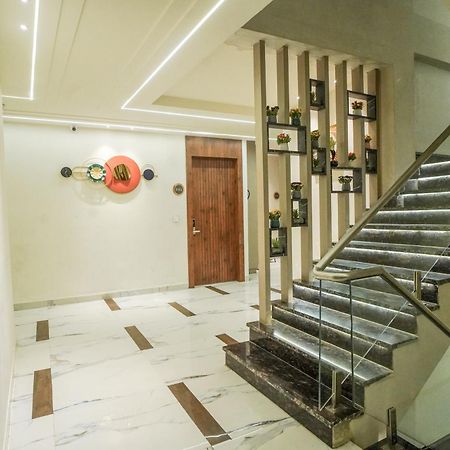 Familia Hotel And Banquets ลัคเนา ภายนอก รูปภาพ