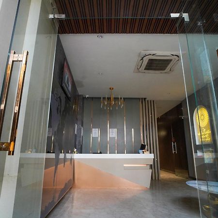 Familia Hotel And Banquets ลัคเนา ภายนอก รูปภาพ