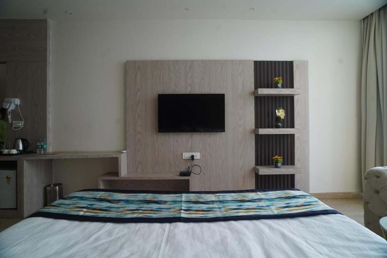 Familia Hotel And Banquets ลัคเนา ภายนอก รูปภาพ