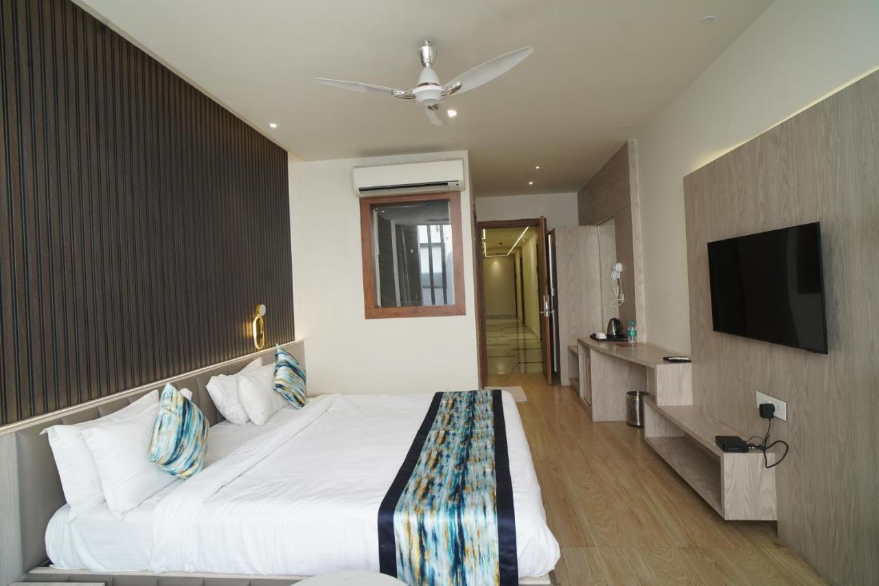 Familia Hotel And Banquets ลัคเนา ภายนอก รูปภาพ