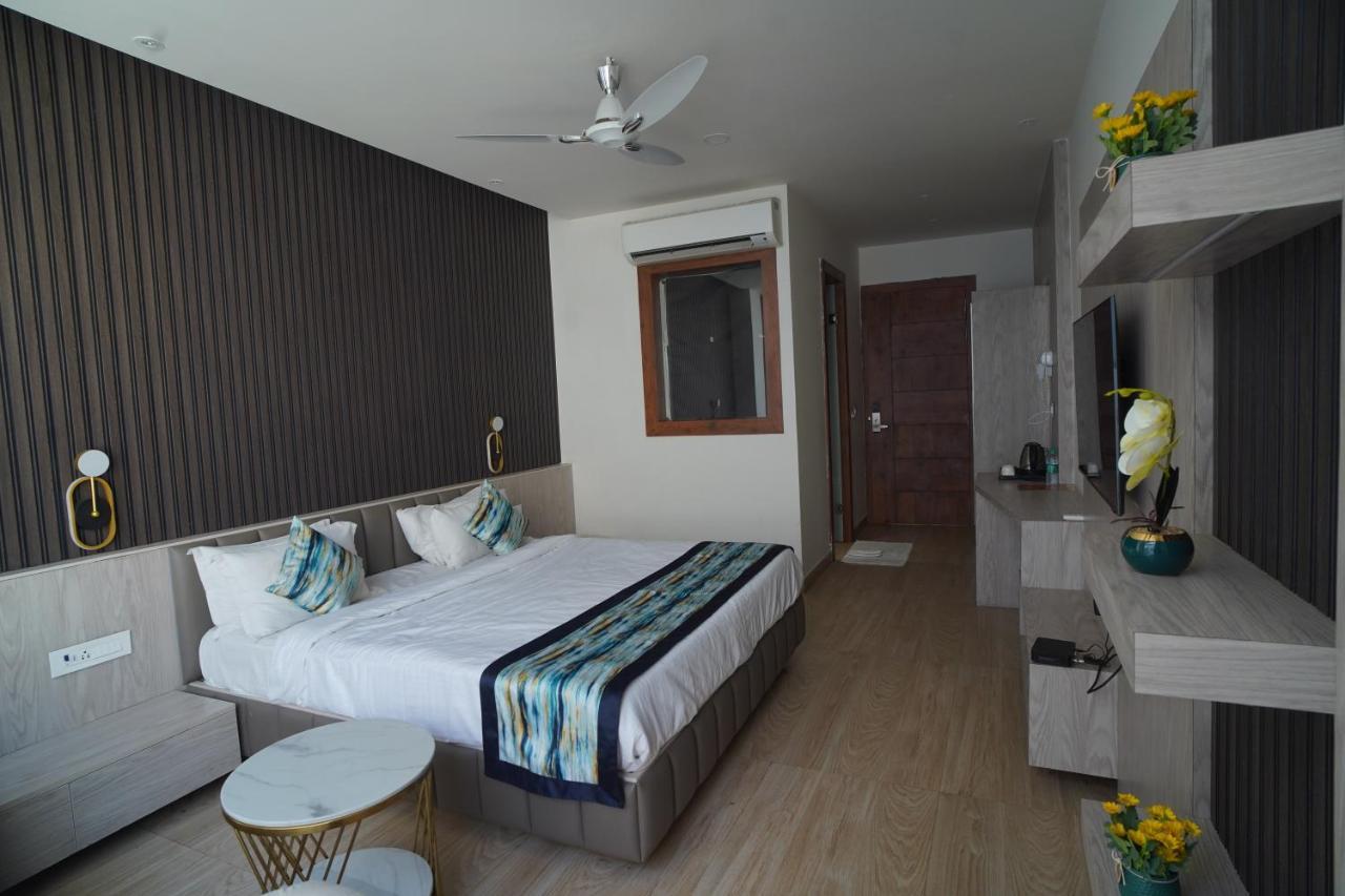 Familia Hotel And Banquets ลัคเนา ภายนอก รูปภาพ