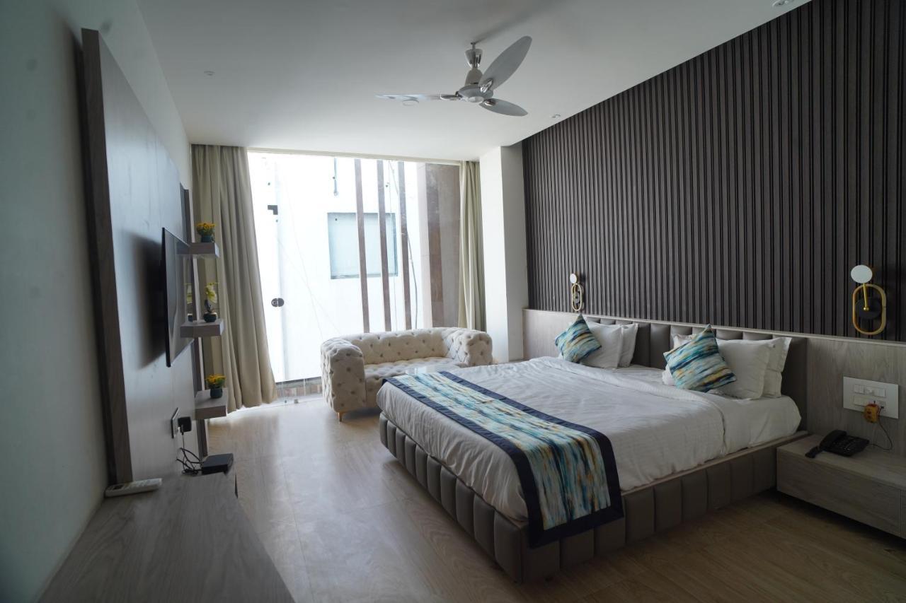 Familia Hotel And Banquets ลัคเนา ภายนอก รูปภาพ