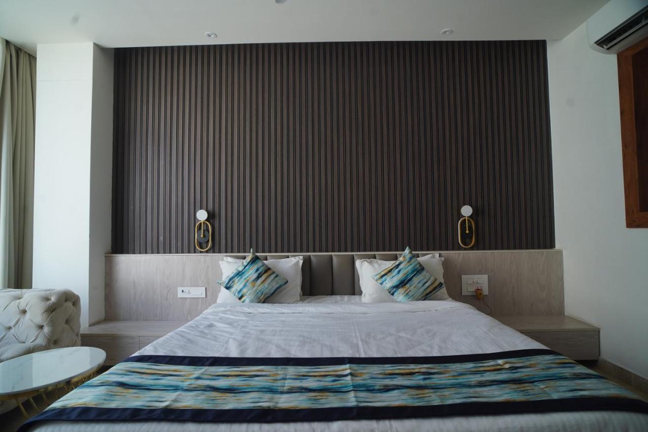 Familia Hotel And Banquets ลัคเนา ภายนอก รูปภาพ