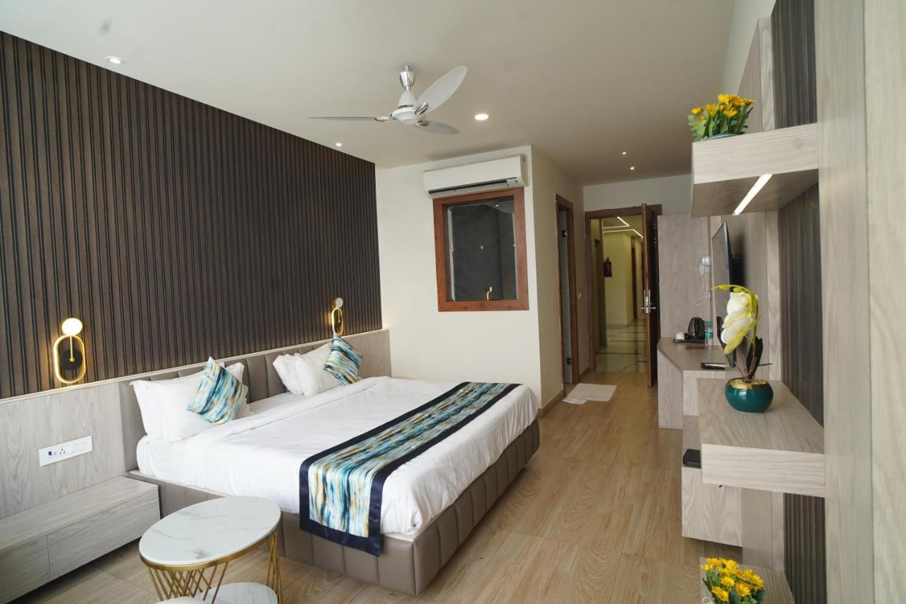 Familia Hotel And Banquets ลัคเนา ภายนอก รูปภาพ