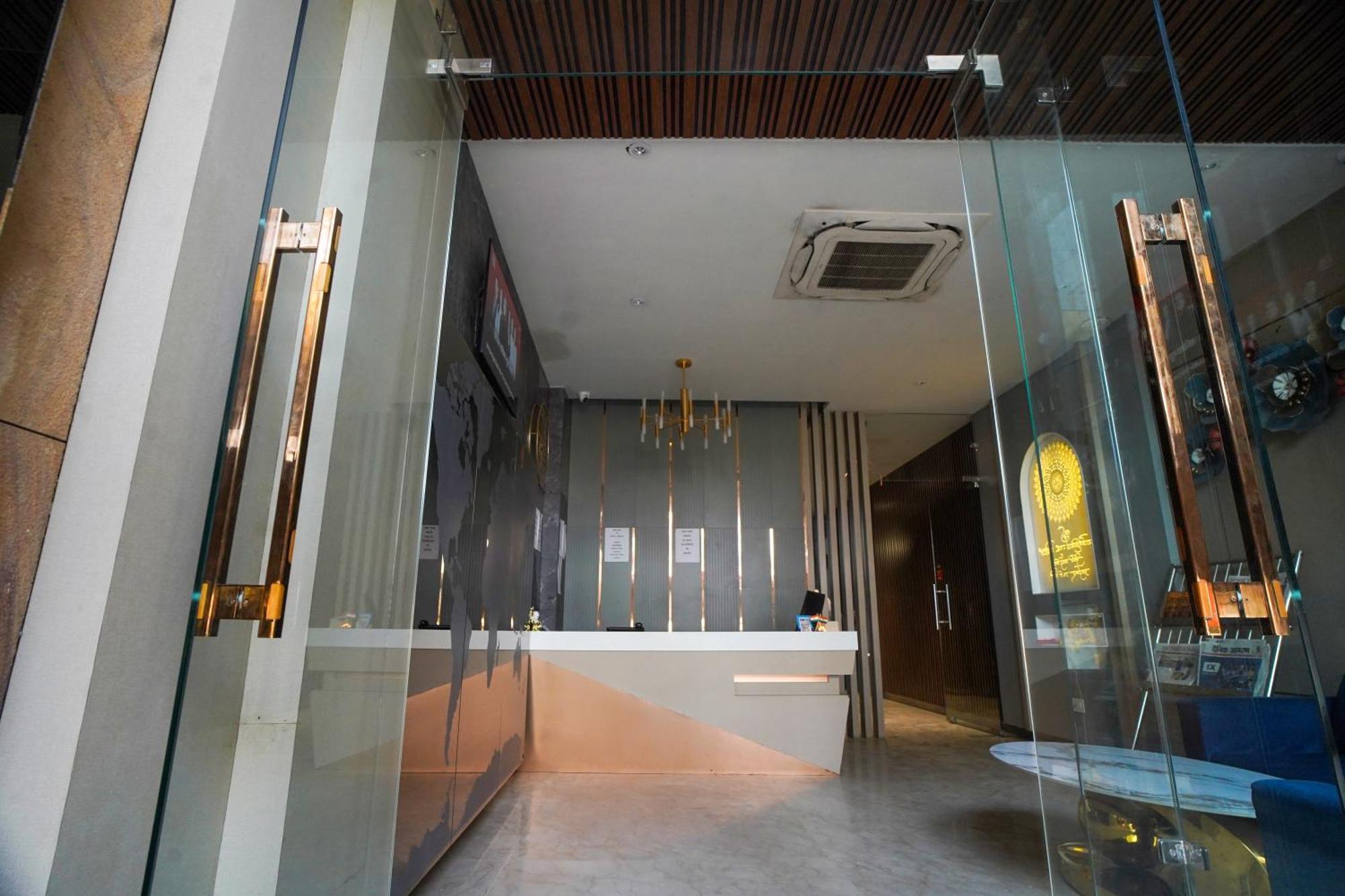 Familia Hotel And Banquets ลัคเนา ภายนอก รูปภาพ