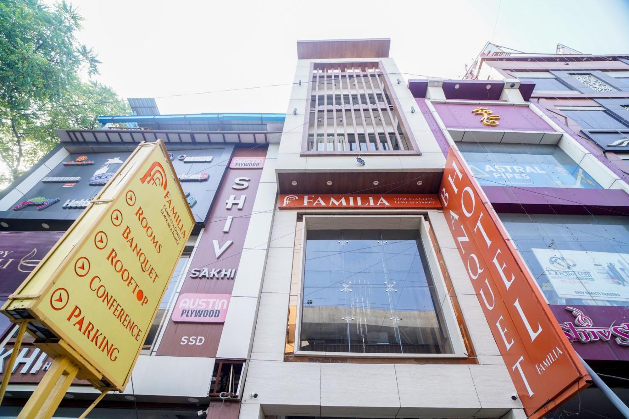 Familia Hotel And Banquets ลัคเนา ภายนอก รูปภาพ