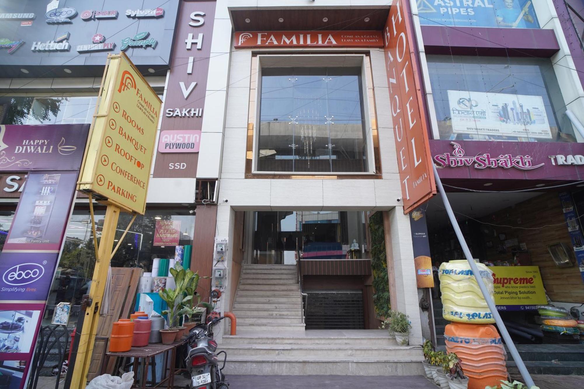 Familia Hotel And Banquets ลัคเนา ภายนอก รูปภาพ