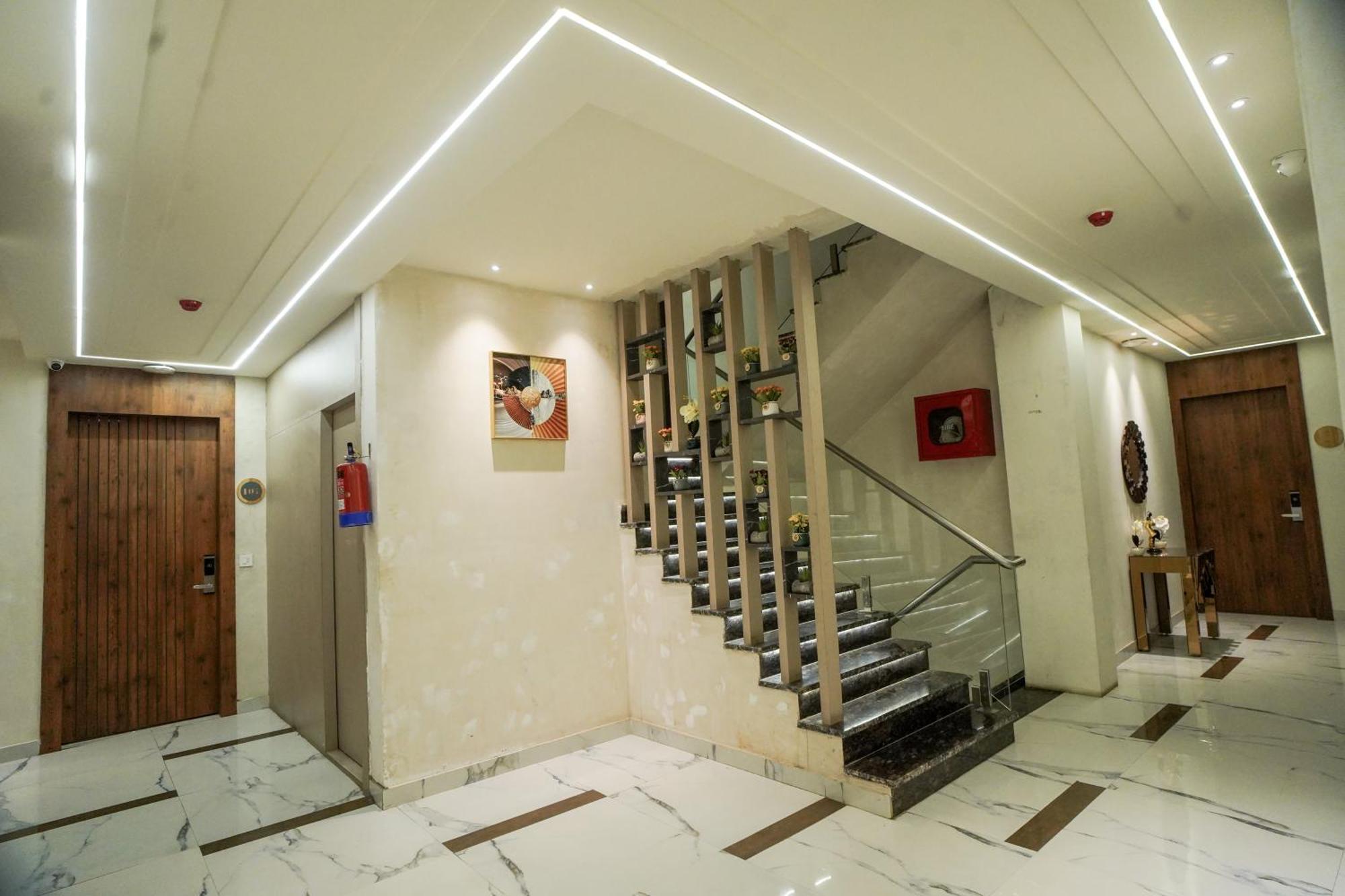 Familia Hotel And Banquets ลัคเนา ภายนอก รูปภาพ
